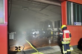 Feuerwehr Oberhausen: FW-OB: Brand in KFZ-Werkstatt. Aufmerksame Bürgerin und Mitarbeiter verhindern Schlimmeres.