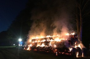 Feuerwehr Bottrop: FW-BOT: Brennen Strohballen am Waldrand