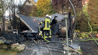 FW-OE: Feuerwehreinsatz in Lennestadt-Grevenbrück - Gartenhütte brennt in voller Ausdehnung