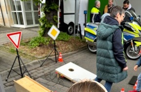 Kreispolizeibehörde Unna: POL-UN: Schwerte - Infostand der Polizei auf dem Drahteselmarkt mit Mitmachaktionen für Groß und Klein