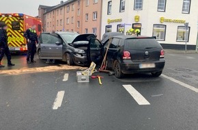 Polizei Aachen: POL-AC: Verkehrsunfall mit zwei Verletzten - Autofahrer fährt in Gegenverkehr