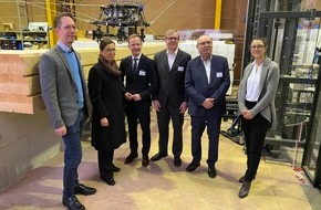 Universität Duisburg-Essen: Seilroboter an Universität Duisburg-Essen vorgeführt: Automatisierte Baustelle entlastet Fachkräfte
