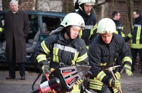 Feuerwehr Bergisch Gladbach: FW-GL: Grundausbildungslehrgänge 2017 der Feuerwehr Bergisch Gladbach endeten mit Prüfung - 13 neue Feuerwehrfrauen und -männer für Bergisch Gladbach