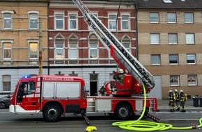 Feuerwehr Essen: FW-E: Küchenbrand in einer Dachgeschosswohnung - zwei verletzte Personen