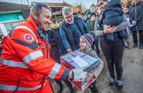Johanniter Unfall Hilfe e.V.: Große Dankbarkeit / Pakete des Johanniter-Weihnachtstruckers in den Zielländern verteilt, Packaktionen organisiert