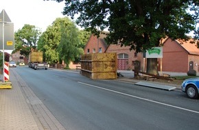 Polizeiinspektion Nienburg / Schaumburg: POL-STH: LKW verliert Mulde mit Stahlschrott
