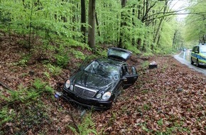 Polizei Bochum: POL-BO: Auto durchbricht Zaun und gerät in Böschung, Fahrer (52) leicht verletzt