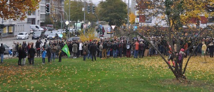 Polizeipräsidium Westpfalz: POL-PPWP: Gemeinsame Presseerklärung der Stadtverwaltung Kaiserslautern, Versammlungsbehörde, und der Polizei Kaiserslautern

Friedlicher Demonstrationsverlauf

Gegendemonstranten erzwingen Routenänderung