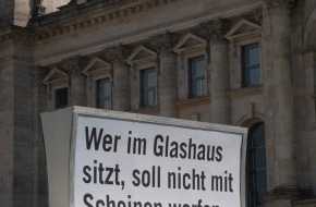 Initiative Neue Soziale Marktwirtschaft (INSM): INSM-Aktion zu den Steuerplänen von Schwarz-Rot: "Wer im Glashaus sitzt, soll nicht mit Scheinen werfen."
