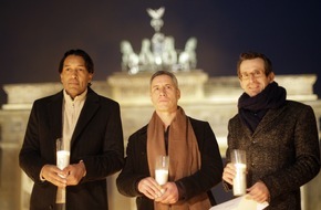 Amnesty International: Amnesty: Lichter für die Menschenrechte / Rund 10.000 Kerzen am Brandenburger Tor zum Schutz der Menschenrechte entflammt