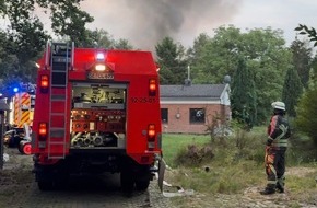 Feuerwehr Norderstedt: FW Norderstedt: Brand einer Waldhütte zwischen Syltkuhlen und Oadby-and-Wigston-Straße