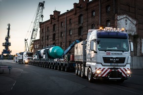 DB Schenker bringt 141-Tonnen-Zylinder mit Schiff, Lkw und Flugzeug von Berlin nach Kanada (FOTO)