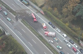 Polizei Düsseldorf: POL-D: Drei Verletzte nach Verkehrsunfall auf der A42 - Lkw durchbricht Mittelschutzplanke - Vollsperrung - Lange Staus auf beiden Richtungsfahrbahnen - 250.000 Euro Sachschaden
