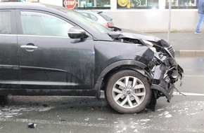 Polizei Hagen: POL-HA: 25-jährige Autofahrerin bei Unfall in Altenhagen leicht verletzt