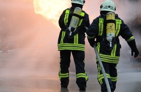 Feuerwehr Dorsten: FW-Dorsten: Holzkonstruktion und Kaminholz durch Feuer zerstört
