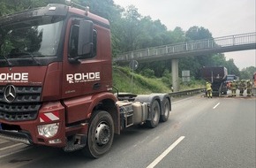 Polizei Paderborn: POL-PB: Baustellenfahrzeug beschädigt Brücke - weiträumige Sperrung wegen Einsturzgefahr