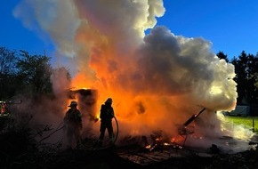 Feuerwehr Bremerhaven: FW Bremerhaven: Gartenlaube brennt in voller Ausdehnung