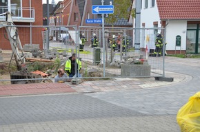 POL-STD: Bei Bauarbeiten mit Bagger Gasleitung in Horneburg abgerissen - Leck schnell geschlossen - Keine Gefahr für die umliegenden Häuser