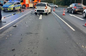 Feuerwehr Bergheim: FW Bergheim: Zwei Verletzte nach Verkehrsunfall in Bergheim Besatzung eines Krankenwagens als Ersthelfer vor Ort - Landstraße teilweise gesperrt