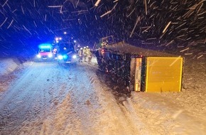 Feuerwehr Helmstedt: FW Helmstedt: Umgestürzter LKW auf Landstraße infolge Wintereinbruch
