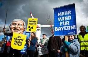 Campact e.V.: Bürgerprotest gegen Seehofers Energiepolitik / Seehofer-Puppe kämpft gegen Windrad und Strommast / Campact-Aktion am Rande einer CSU-Veranstaltung