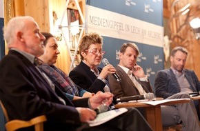 pro.media kommunikation gmbh: Mediengipfel Lech 2013 präsentiert ad-hoc Befragung: JournalistInnen bewerten die geplante Fortsetzung der großen Koalition negativ - BILD