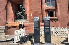 Albert-Ludwigs-Universit&auml;t Freiburg: Informationstafeln erl&auml;utern historische Spuren und Inschriften am Kollegiengeb&auml;ude I