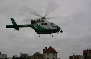 Polizeiinspektion Cuxhaven: POL-CUX: Frau in Pkw von bewaffneten Tätern überfallen / Fahndung auch per Polizeihubschrauber