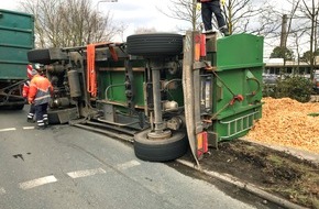 Kreispolizeibehörde Unna: POL-UN: Kamen - LKW-Anhänger kippt in Kurve um und verliert 8 Tonnen Schüttgut