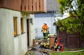 Kreisfeuerwehrverband Calw e.V.: KFV-CW: Offener Dachstuhlbrand in Wohnhaus im Neuweiler Ortsteil Zwerenberg. Keine Verletzten Personen.