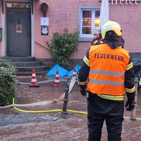 FW Heimbach: Feuerwehr errichtet Sandsackdamm nach Wasserrohrbruch im Heimbacher Stadtzentrum