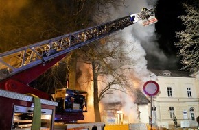 Freiwillige Feuerwehr Celle: FW Celle: Gebäudebrand in der Hafenstraße - Gesamtbericht