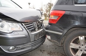 Kreispolizeibehörde Herford: POL-HF: Verkehrsunfall - VW fährt auf Mercedes auf