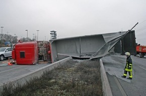 Polizeipräsidium Frankfurt am Main: POL-F: 081216 - 1441 Autobahn A 5: Sattelzug stürzt über Mittelleitplanke (s. Foto)