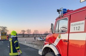 Feuerwehr Flotwedel: FW Flotwedel: PKW kommt von Fahrbahn ab und überschlägt sich