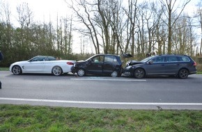 Polizeiinspektion Wilhelmshaven/Friesland: POL-WHV: Verkehrsunfall zwischen drei beteiligten Fahrzeugen in Wilhelmshaven (FOTO) - zwei leicht verletzte Fahrzeugführerinnen