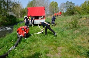 Kreisfeuerwehrverband Lüchow-Dannenberg e.V.: FW Lüchow-Dannenberg: Kreisfeuerwehrbereitschaft Lüchow-Dannenberg übt wieder - erste Übungen nach zwei Jahren Pause - Wasserförderung und Waldbrandbekämpfung im Mittelpunkt