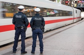 Bundespolizeiinspektion Hamburg: BPOL-HH: Reisende ertappen Kofferdieb im ICE
