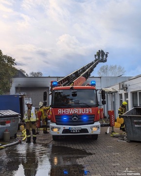 FW Kamen: Lagerhallenbrand in Kamen