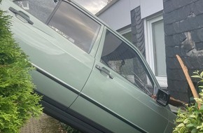 Polizei Mettmann: POL-ME: Kurioser Unfall: Auto durch Garagenwand geschoben - 2509019