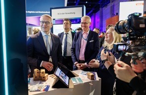 Senatskanzlei Hamburg: 55 Millionen Bürger können sich digital ummelden / 2.000 Meldebehörden in ganz Deutschland bieten elektronische Wohnsitzanmeldung an / Bundesminister Wildberger: "Vorbildcharakter"