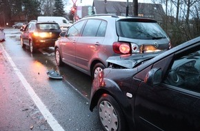 Kreispolizeibehörde Herford: POL-HF: Insasse bei Unfall verletzt- Wartende Fahrzeuge übersehen