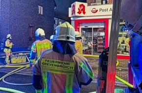 Feuerwehr Grevenbroich: FW Grevenbroich: Ein Verletzter bei Gebäudebrand in Grevenbroich / Feuerwehr verhindert Ausbreitung des Feuers auf Nachbarbauten Gefrierendes Wasser erschwert Löscharbeiten
