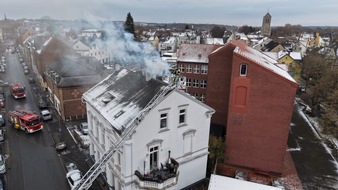 Feuerwehr Bochum: FW-BO: Kaminbrand in Bochum-Langendreer - Drohneneinsatz unterst&uuml;tzt L&ouml;scharbeiten