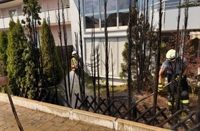 Freiwillige Feuerwehr Stockach: FW Stockach: Brand einer Gartenhecke