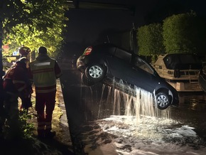 FW-AUR: PKW im Wasser
