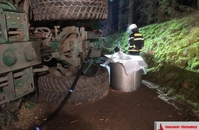 Feuerwehr Plettenberg: FW-PL: OT-Stadtmitte. Umgekippte Forstmaschine sorgt für stundenlangen Feuerwehreinsatz