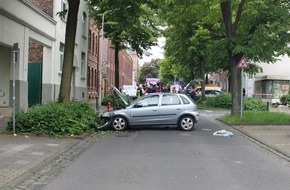 Polizei D&uuml;ren: POL-DN: Irrfahrt endet an Baum: Zwei Leichtverletzte bei Verkehrsunfall