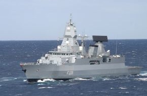 Presse- und Informationszentrum Marine: Fahnenbandverleihung an die Fregatte "Hamburg"
Die "Hamburg" lädt in Hamburg zum "Open Ship" ein (BILD)