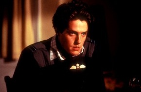 TELE 5: Hugh Grant über peinliche Liebesfotos und zweigeteilte Frauen // 'Der Biss der Schlangenfrau' am 12.12., um 22.15 Uhr auf Tele 5